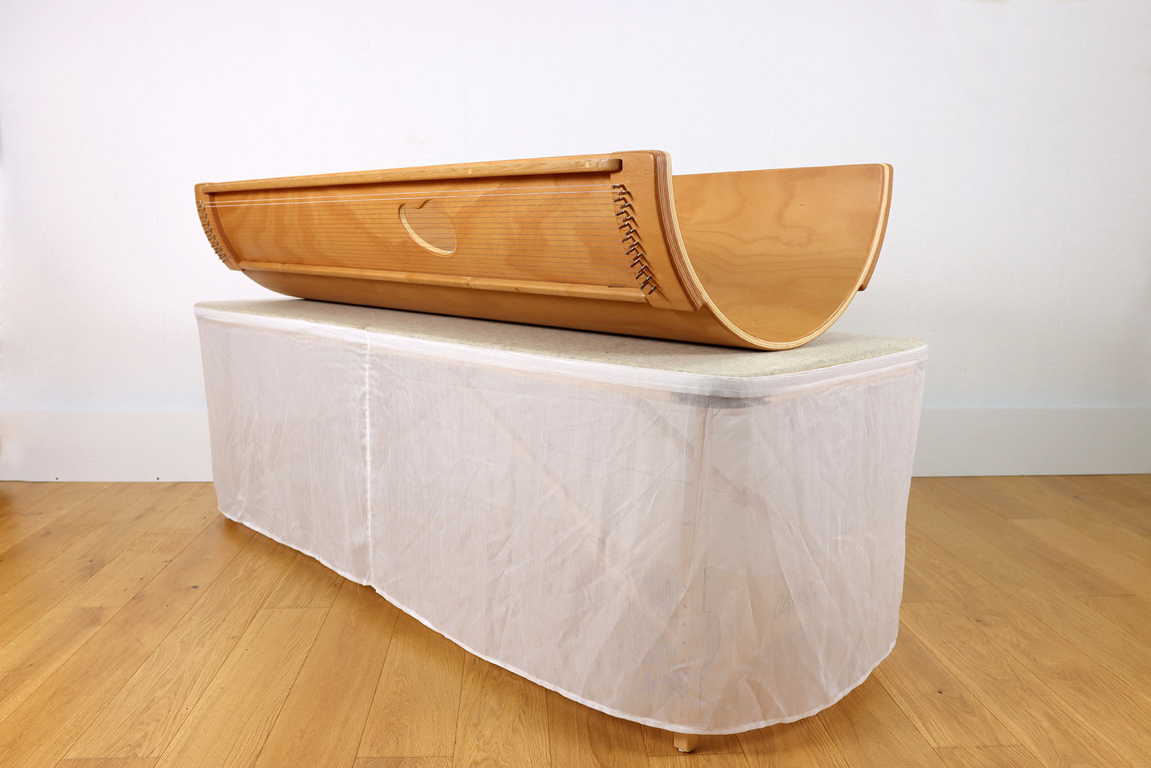 Klangwiegen-Behandlungstisch, Klapptisch, 200 cm lang mit Filz und Stoff-Vorhang (Husse, Skirting)