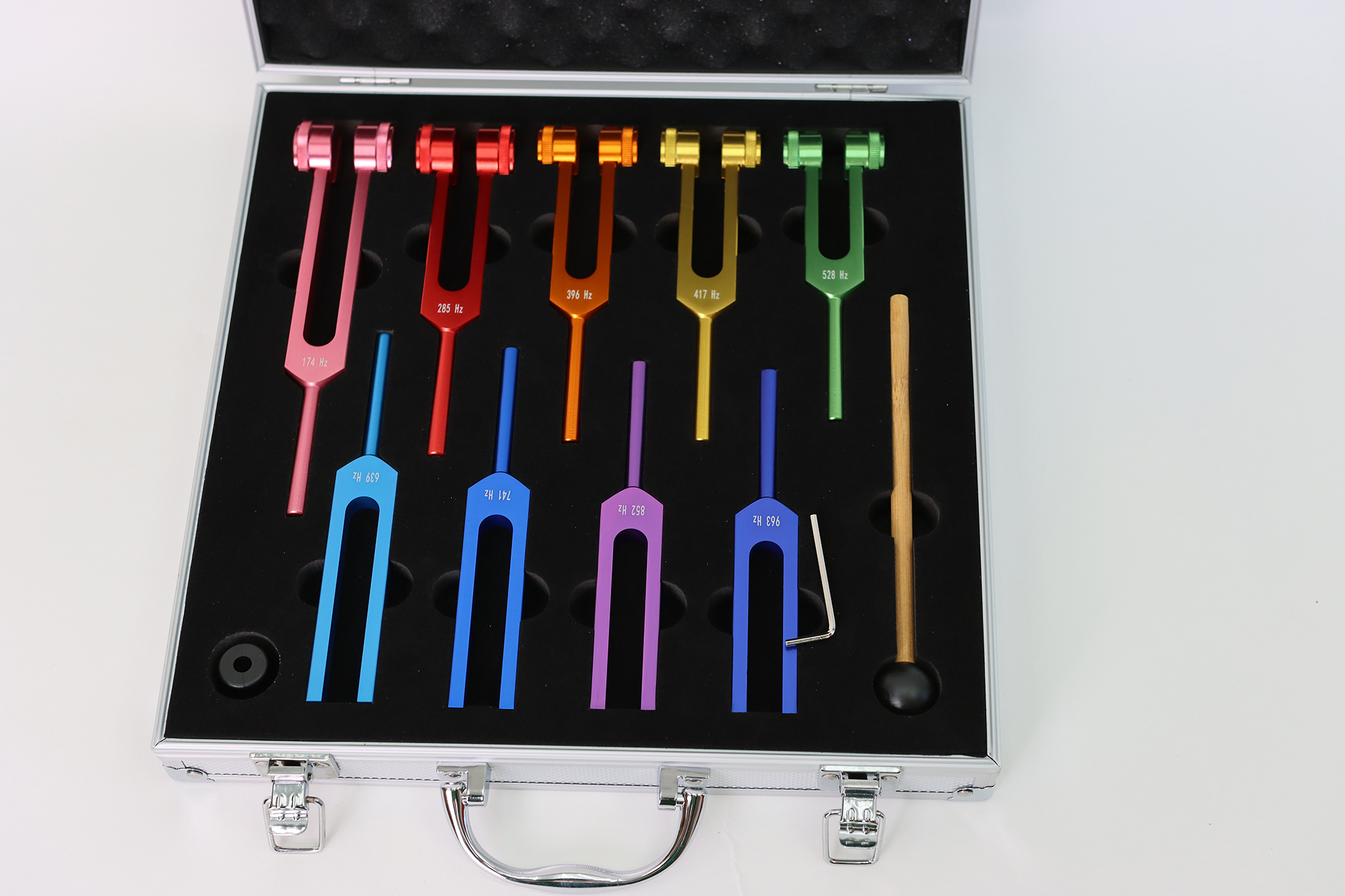 Stimmgabel Set M01, 9 Alu-Stimmgabeln, nach Chacra-Farben, inkl. Klöppel und Koffer