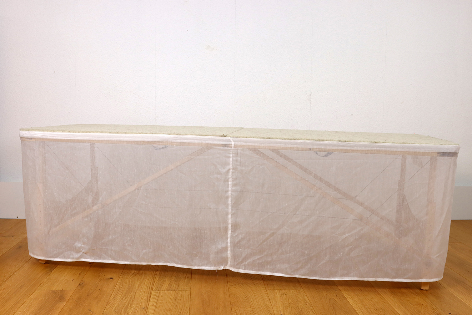 Klangwiegen-Behandlungstisch, Klapptisch, 200 cm lang mit Filz und Stoff-Vorhang (Husse, Skirting)