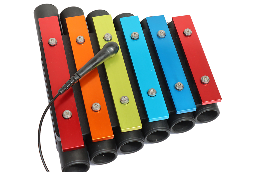 Outdoor-Metallofon RAINBOW, 6 Töne, farbig, C-Pentatonik: C-D-E-G-A, Wandbefestigung