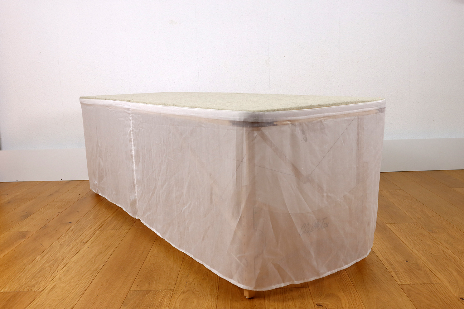 Klangwiegen-Behandlungstisch, Klapptisch, 200 cm lang mit Filz und Stoff-Vorhang (Husse, Skirting)